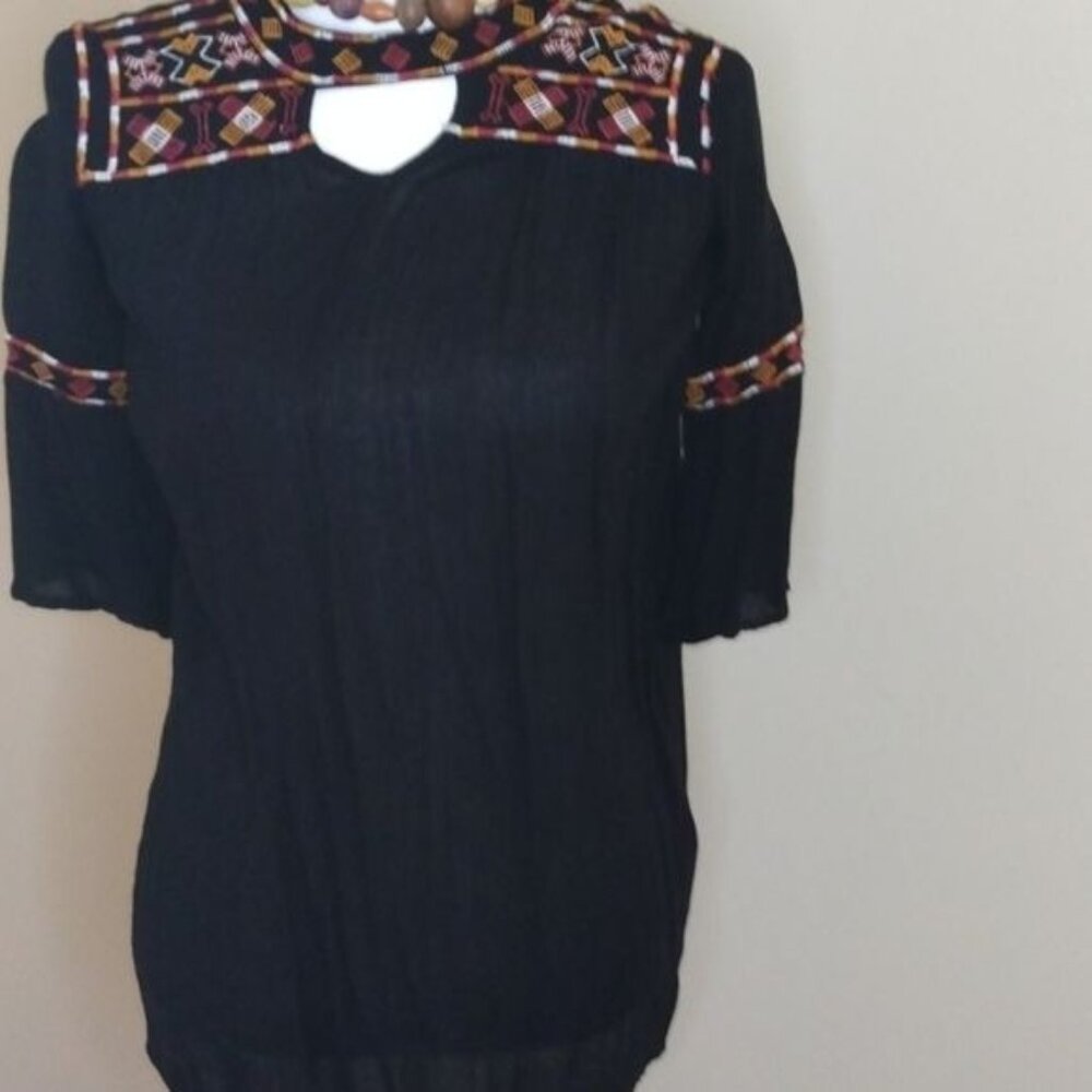 Boohoo girl's short-sleeve top w/Aztec design at top size 11/12